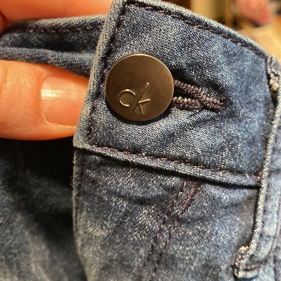 CALVIN KLEIN medium washed denim jeans. Classic back pocket stitching. Size US 4 - Picture 9 of 9